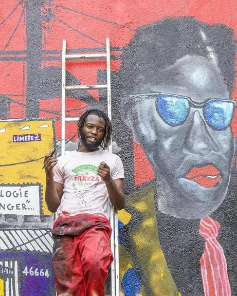 Rahim Lascony devant l'une de ses fresques