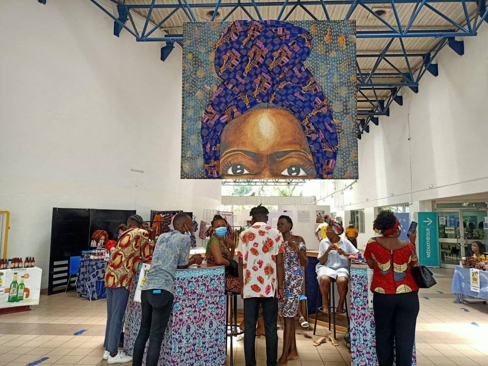 Accrochage d'exposition, œuvres murales
