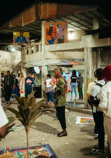Vernissage, visiteurs devant les œuvres