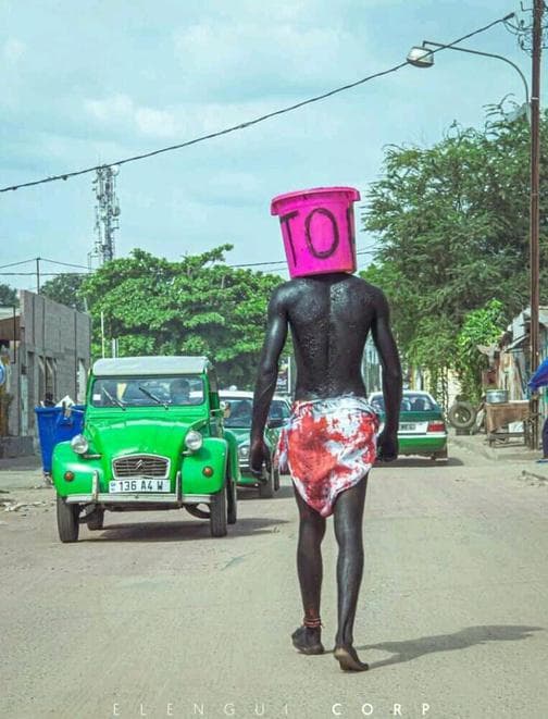 Painted bodies and buckets: the daily walk towards water.