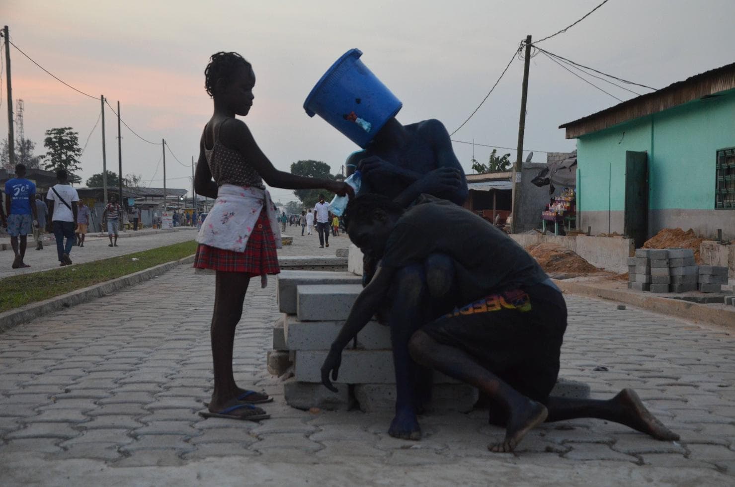 The performance crosses the streets of Brazzaville.